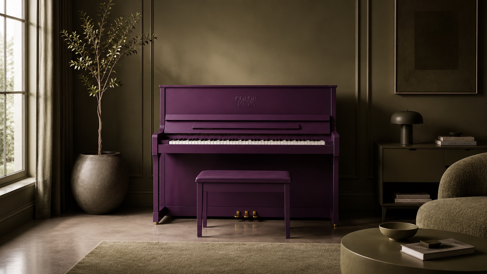 Gekleurde piano als blikvanger in een warm interieur.